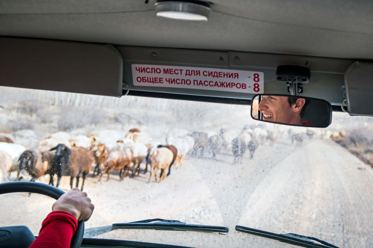 route au Kyrgyzstan